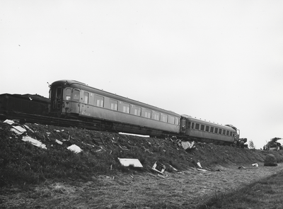 172393 Afbeelding van de ravage na de botsing tussen exprestrein 21 en de stilstaande stoptrein 825 nabij Weesp, met de ...